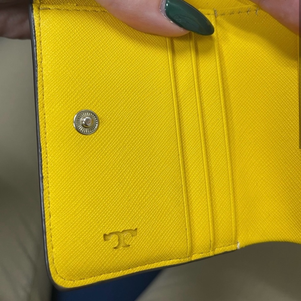 TORY BURCH Robinson Mini Wallet - Lemon Drop - Picture 4 of 8